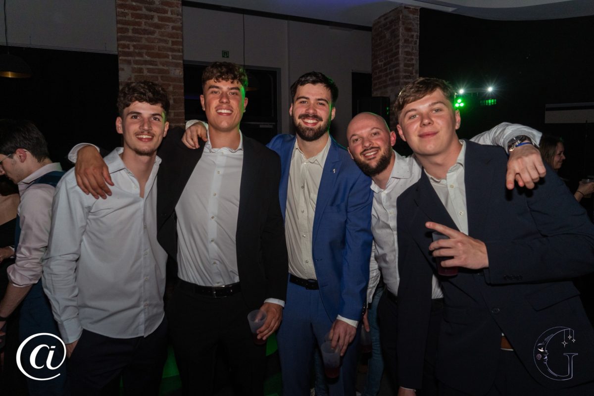 Photo d'un groupe de personnes participant à la soirée