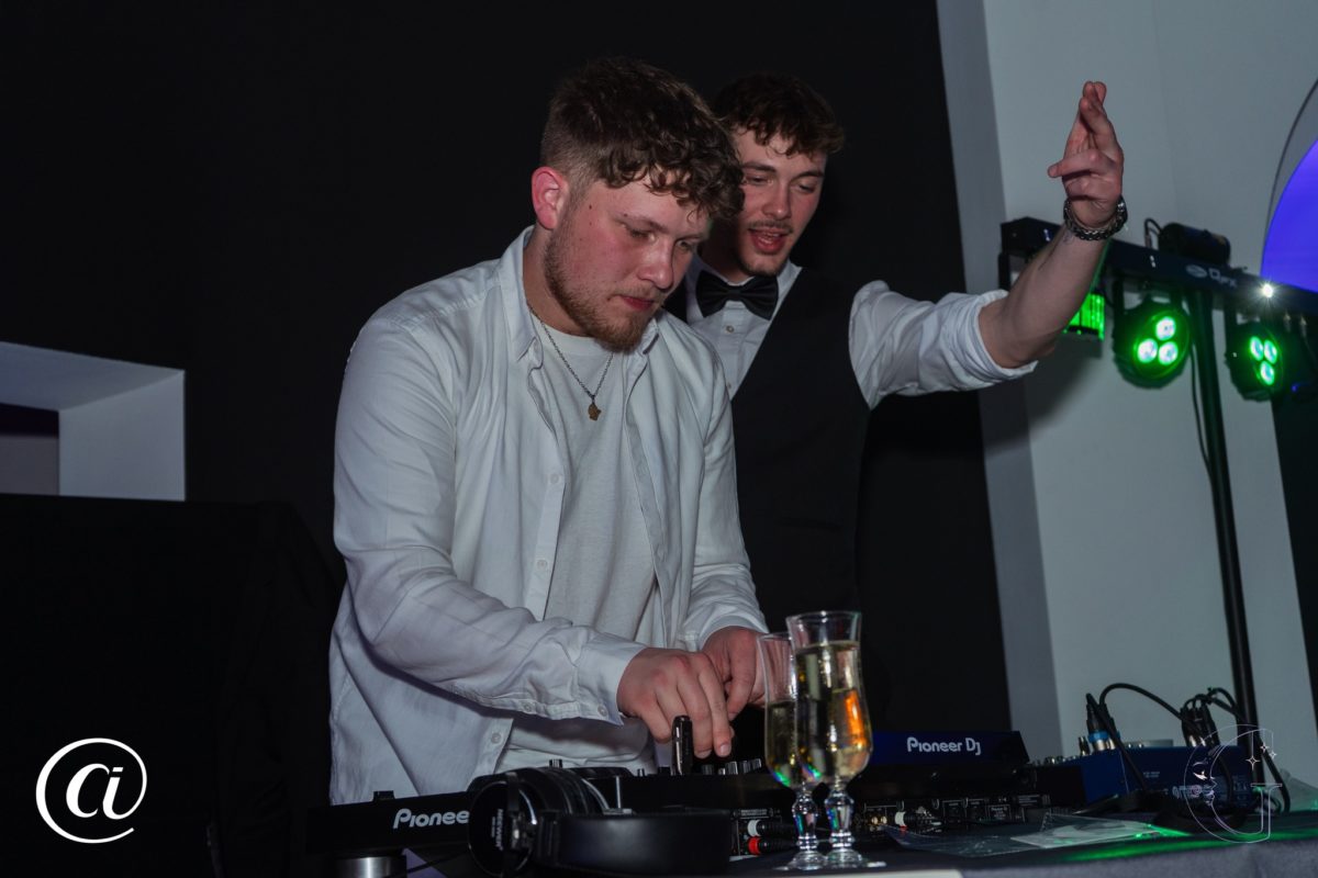 Photo du DJ Kodamix qui est en train de mixer