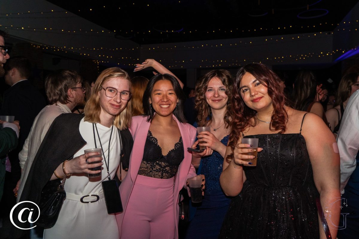 Photo d'un groupe de personnes participant à la soirée