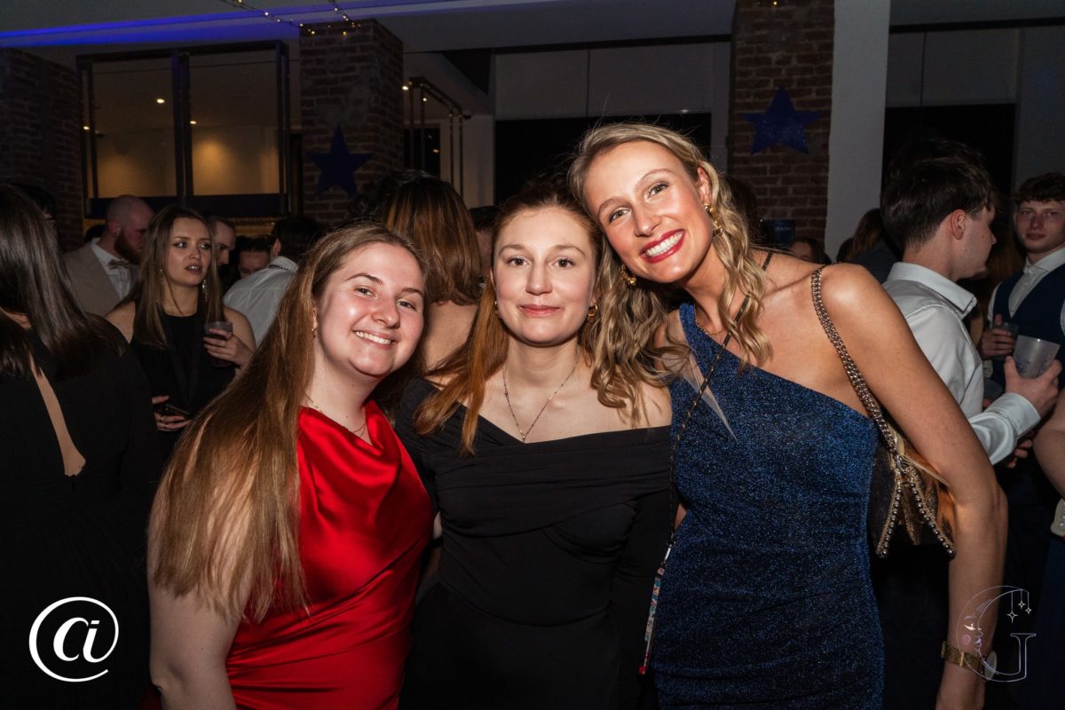 Photo d'un groupe de personnes participant à la soirée