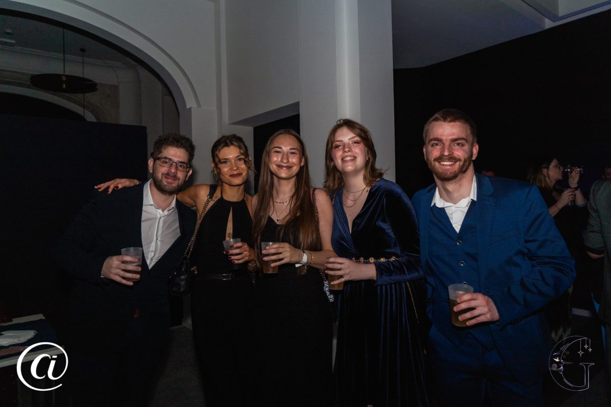 Photo d'un groupe de personnes participant à la soirée