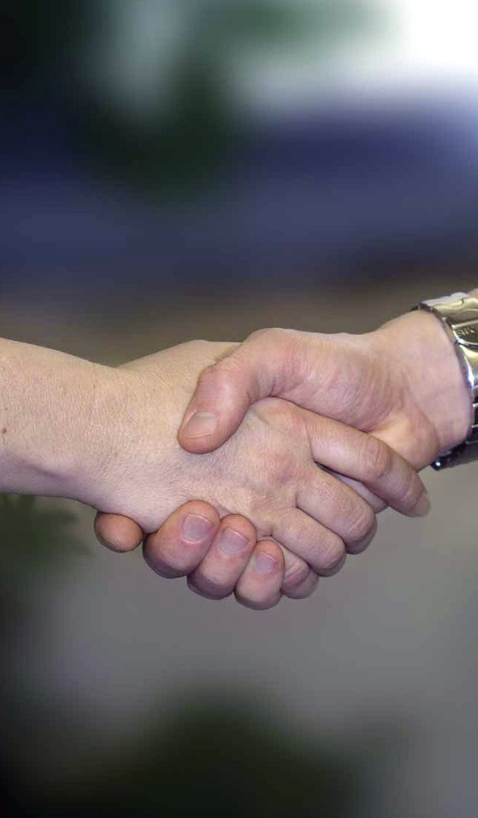 image qui illustre une poignée de main qui traduit un business qui s'est conclu grâce à la communication