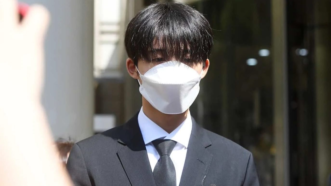 B.I, ex-leader d'iKON, a suscité l'émotion des internautes après avoir exprimé ses regrets pour son implication présumée dans une affaire de drogue. (Kpop scandale) 
