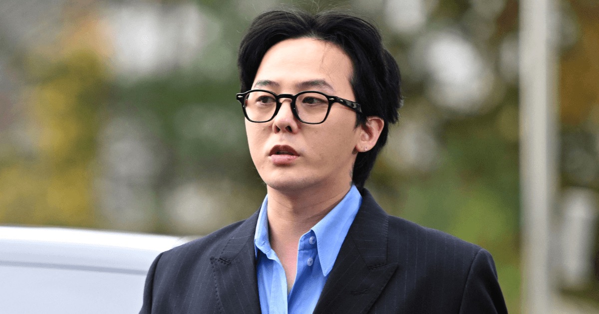 Le chanteur sud-coréen G-Dragon, accusé d'usage présumé de drogue, lors de son audition par la police en novembre 2023.
