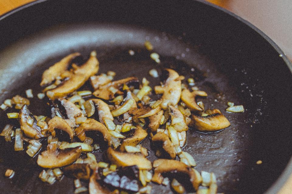 Champignons et oignons qui cuisent ensemble 