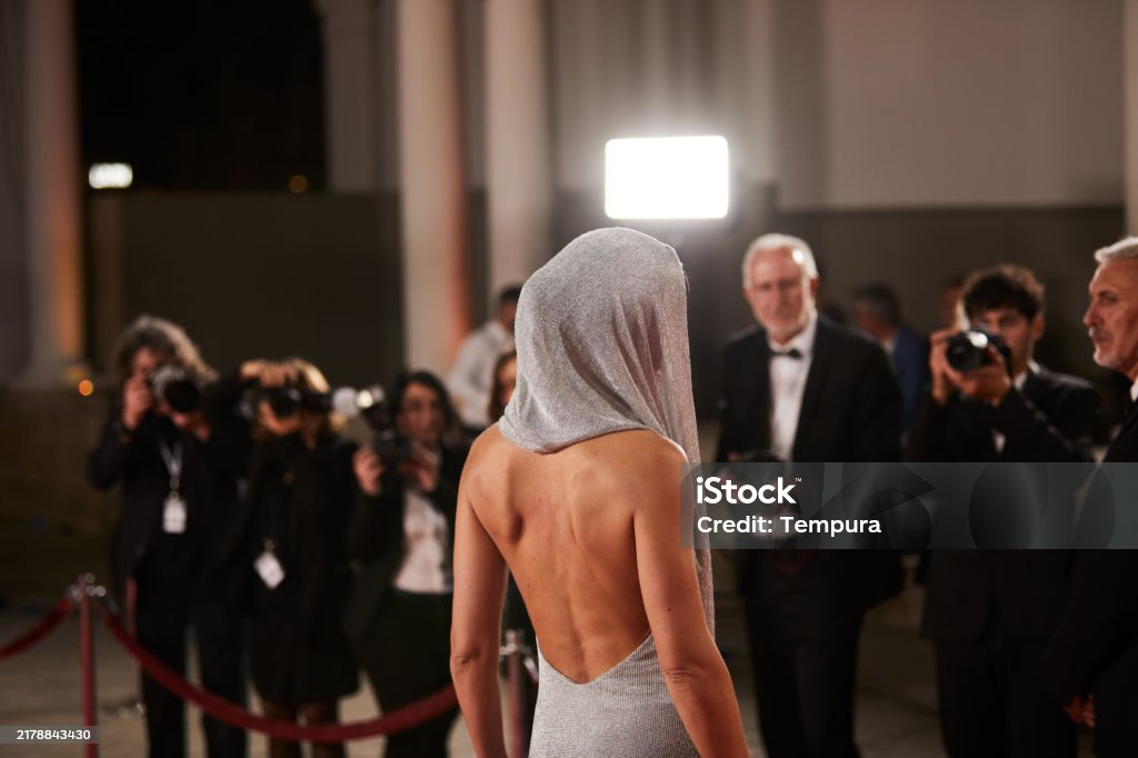 célébrité entourée de paparazzis