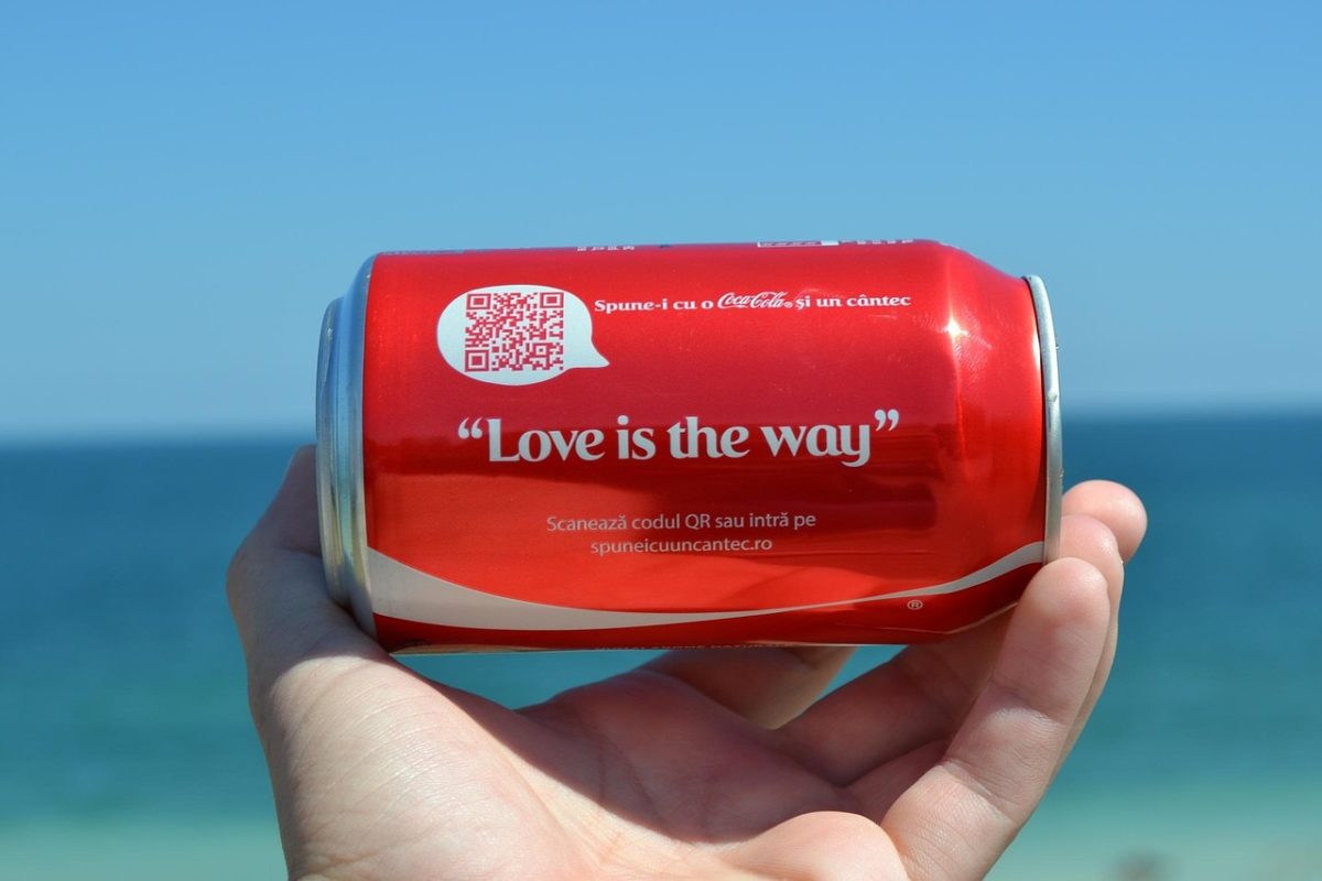 Canette de Coca personnalisée avec le texte "love is the way"