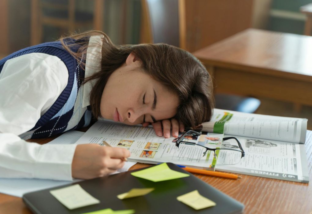 Sommeil et vie étudiante : réussir sans sacrifier sa santé étudiante en manque de sommeil s'endort sur son cours
