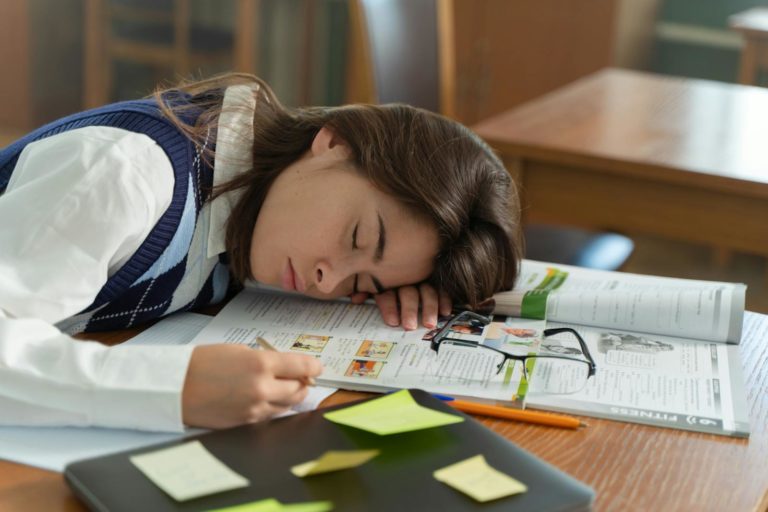 étudiante en manque de sommeil s'endort sur son cours