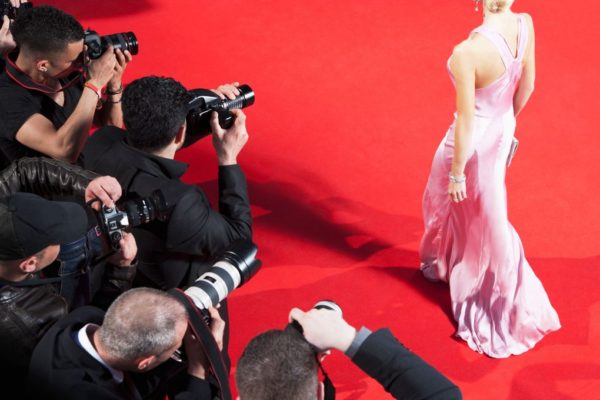 Tapis rouge avec photographes et star