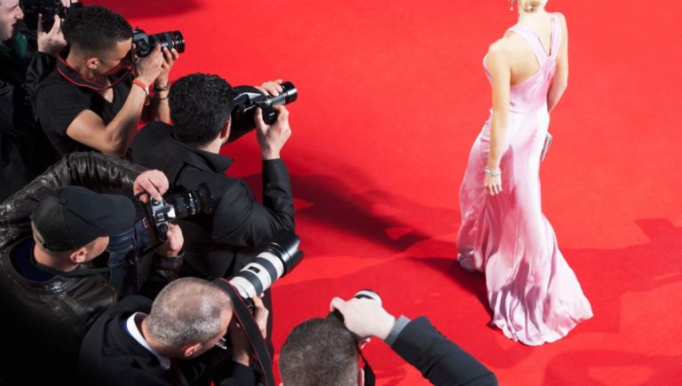 Tapis rouge avec photographes et star