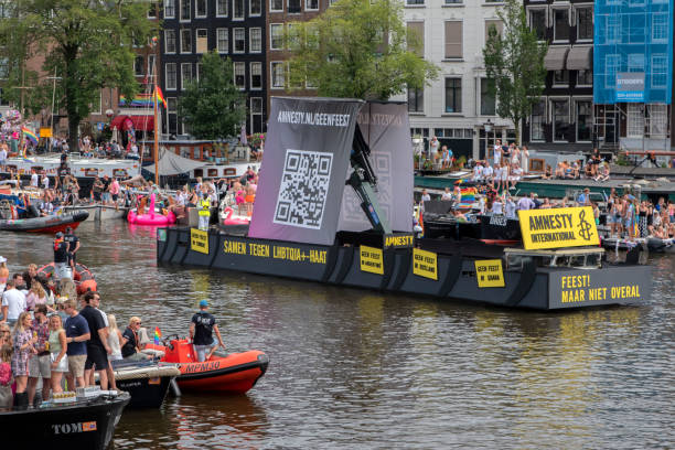 Char Amnesty International lors de la Gay Pride à Amsterdam, militant contre la haine et pour les droits humains