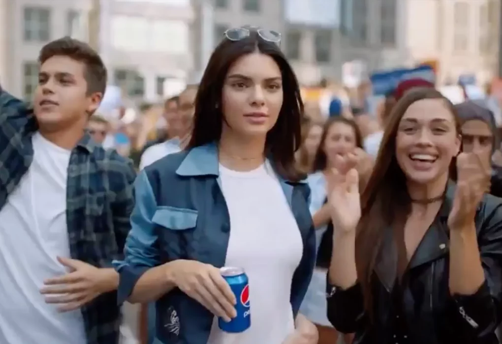 Bad buzz, controverse et perte de crédibilité : retour sur la pub Pepsi Kendall Jenner Kendall Jenner dans la pub pour Pepsi qui tient une cannette au milieu d'une foule