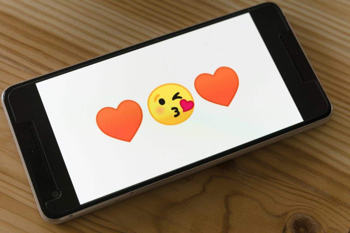 Icônes emojis évoquant des échanges numériques chaleureux