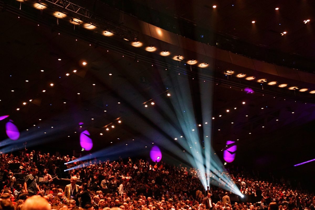 Salle de concert remplie de spectateurs