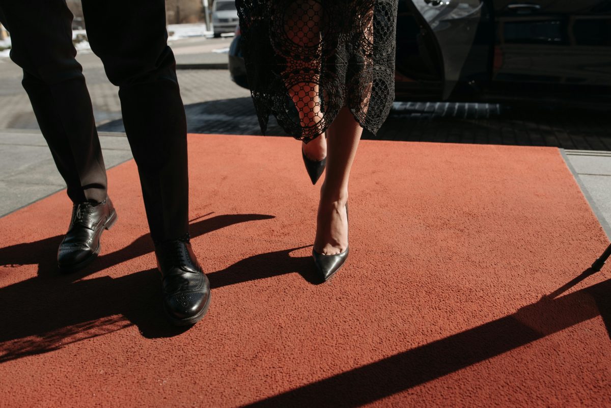 personnes foulant un tapis rouge