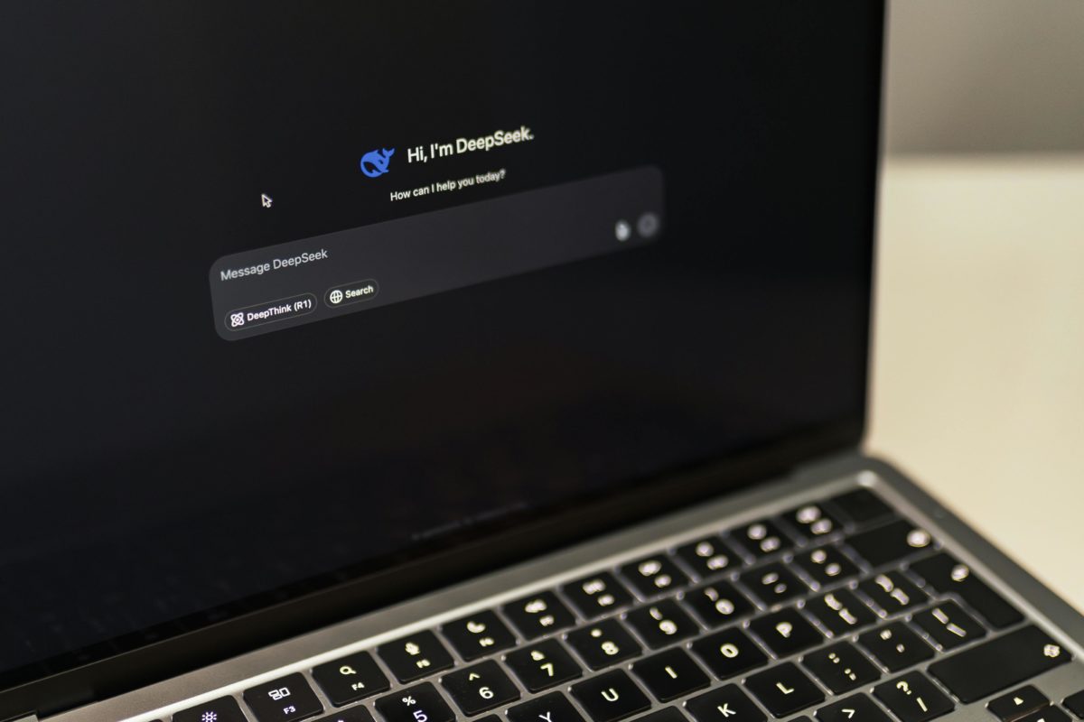 Mac Book Avec Interface Deep Seek AI Affichée
