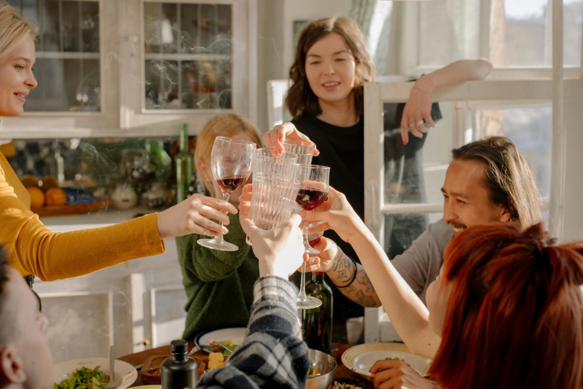 étudiant qui boivent un verre ensemble et sont heureux