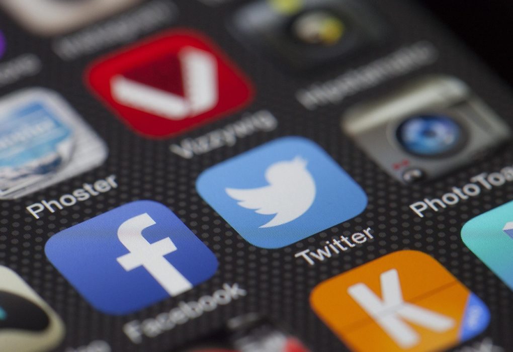 Communication efficace : possible quand plus personne n’écoute ? Icônes d’applications de réseaux sociaux sur smartphone : Facebook, Twitter, médias numériques