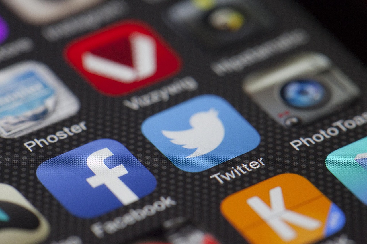 Icônes d’applications de réseaux sociaux sur smartphone : Facebook, Twitter, médias numériques