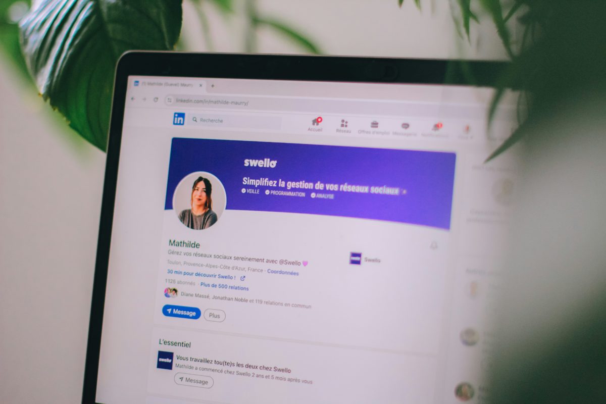 Exemple de profil LinkedIn avec une bannière personnalisée et professionnelle