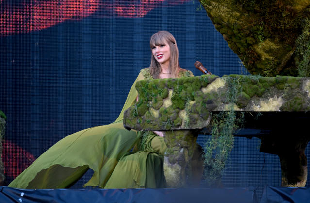 Taylor Swift assise derrière un piano, entourée d’un décor naturel illustrant le greenwashing