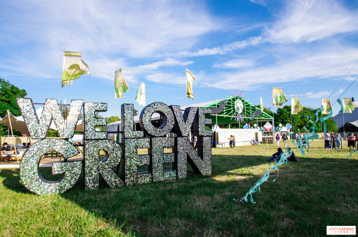 Sculpture du logo We love green avec en arrière plan le festival 