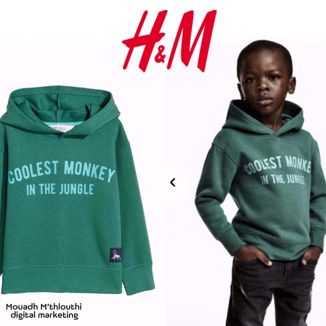 Publicité H&M montrant un sweat vert avec l’inscription “Coolest Monkey in the Jungle”, porté par un enfant noir, source de polémique pour racisme en 2018. Exemple emblématique de bad buzz en relations publiques.