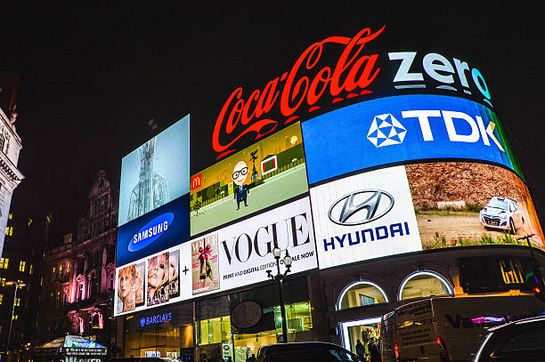 Écrans publicitaires lumineux à Piccadilly Circus, Londres, affichant des marques comme Coca-Cola, Samsung, McDonald’s, Vogue et Hyundai, illustrant la puissance et la visibilité mondiale des grandes entreprises, parfois exposées à des bad buzz.