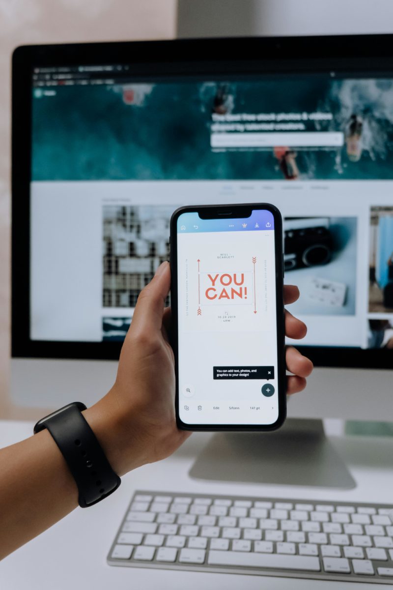 alt="Personne tenant un smartphone affichant un message d'espoir"