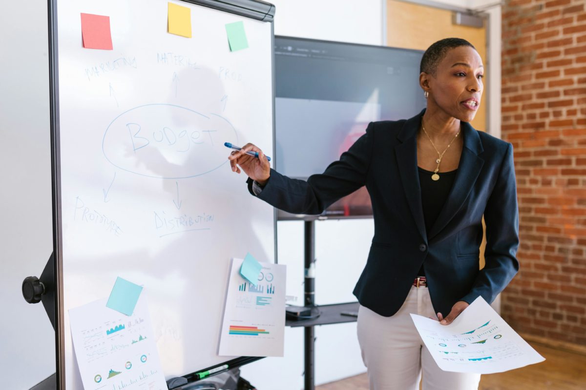 alt="Femme engagée au travail représentant l'influence responsable et l’éthique professionnelle