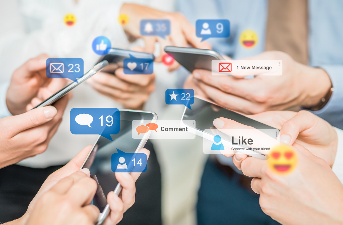 Personnes utilisant leurs smartphones pour interagir sur les réseaux sociaux avec des likes et des notifications